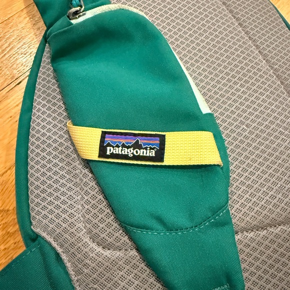 Patagonia Atom 8L Sling Bag - Green and Yellow - Picture 3 of 8